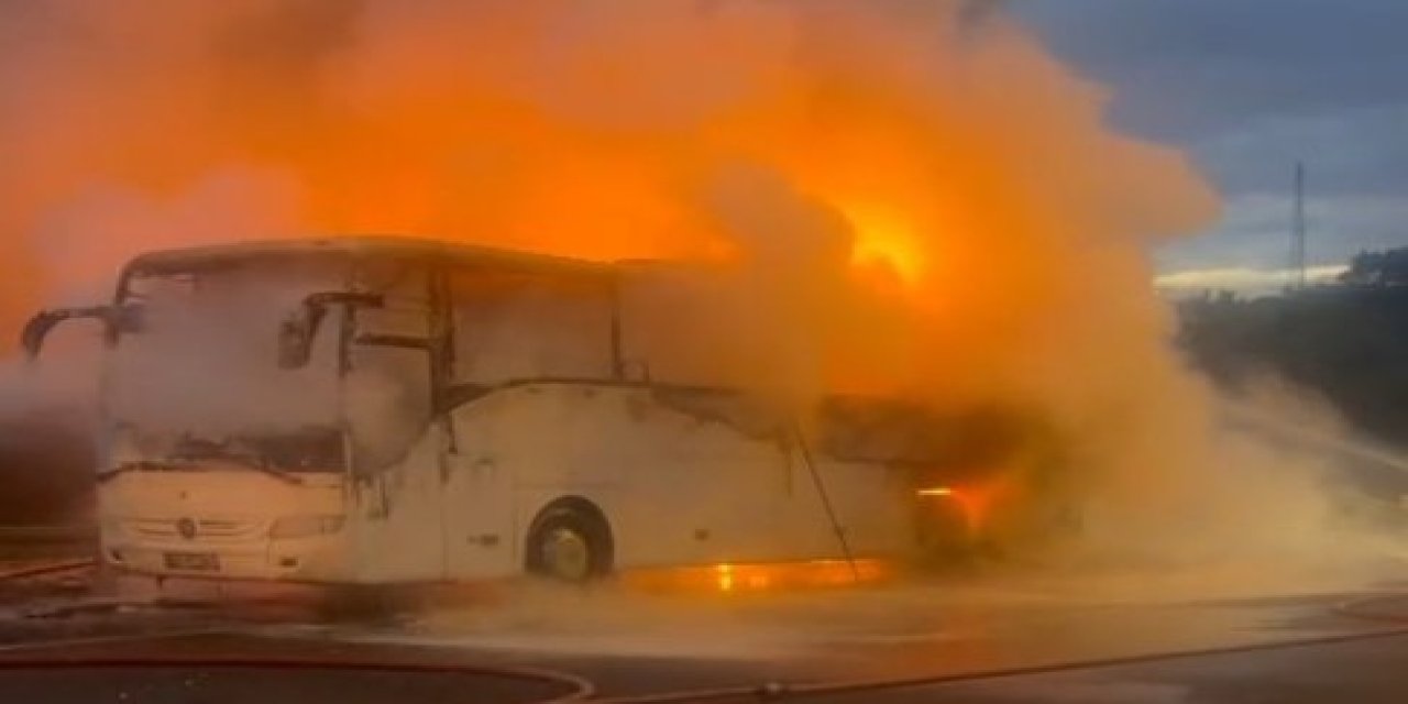 Ortaokul öğrencilerini taşıyan otobüs, alev topuna döndü