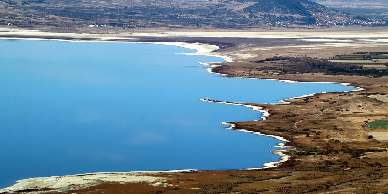55 yılda 21,3 metre çekilen Burdur Gölü havadan görüntülendi