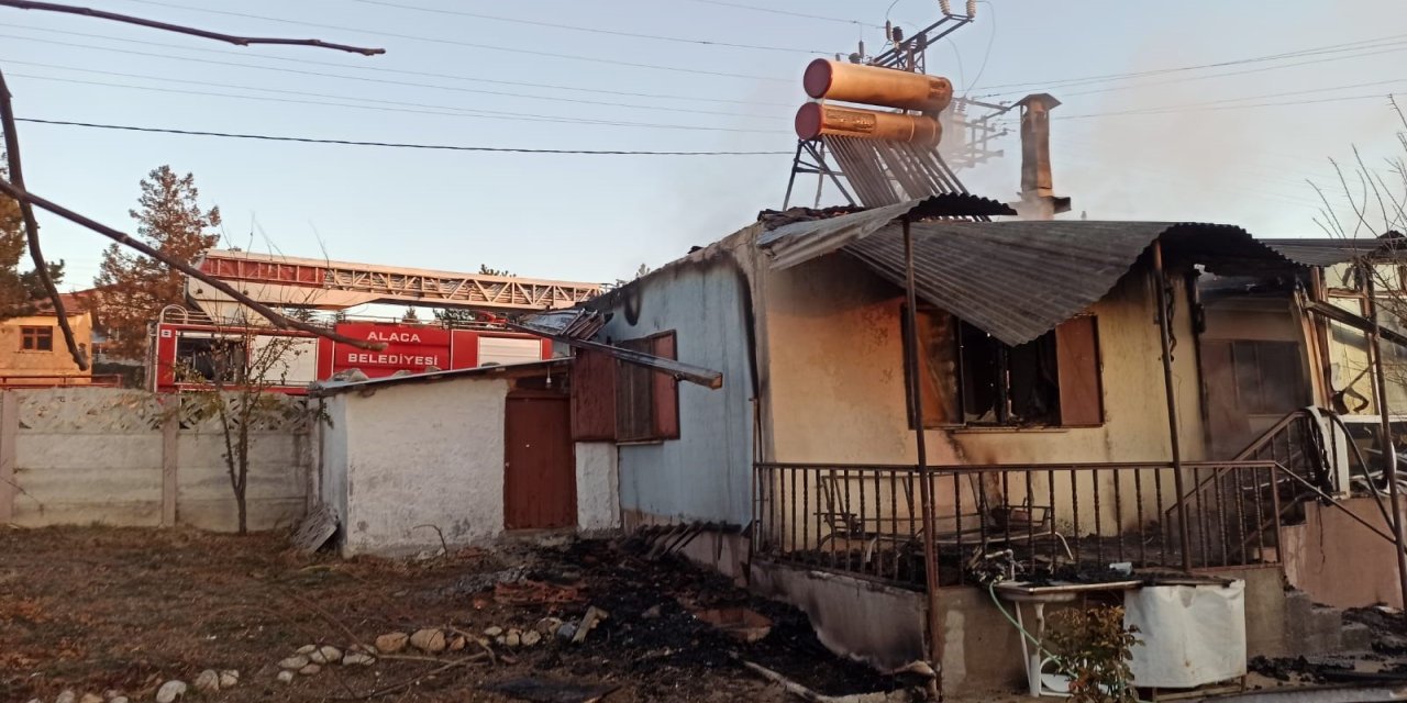 Çorum’da yangına teslim olan ev kullanılamaz hale geldi: 1 yaralı