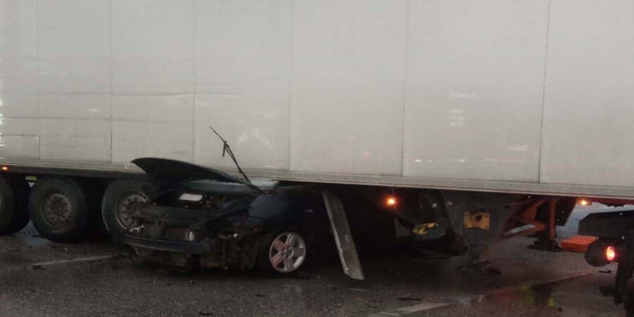TIR ile çarpışan otomobilin sürücüsü ve eşi öldü