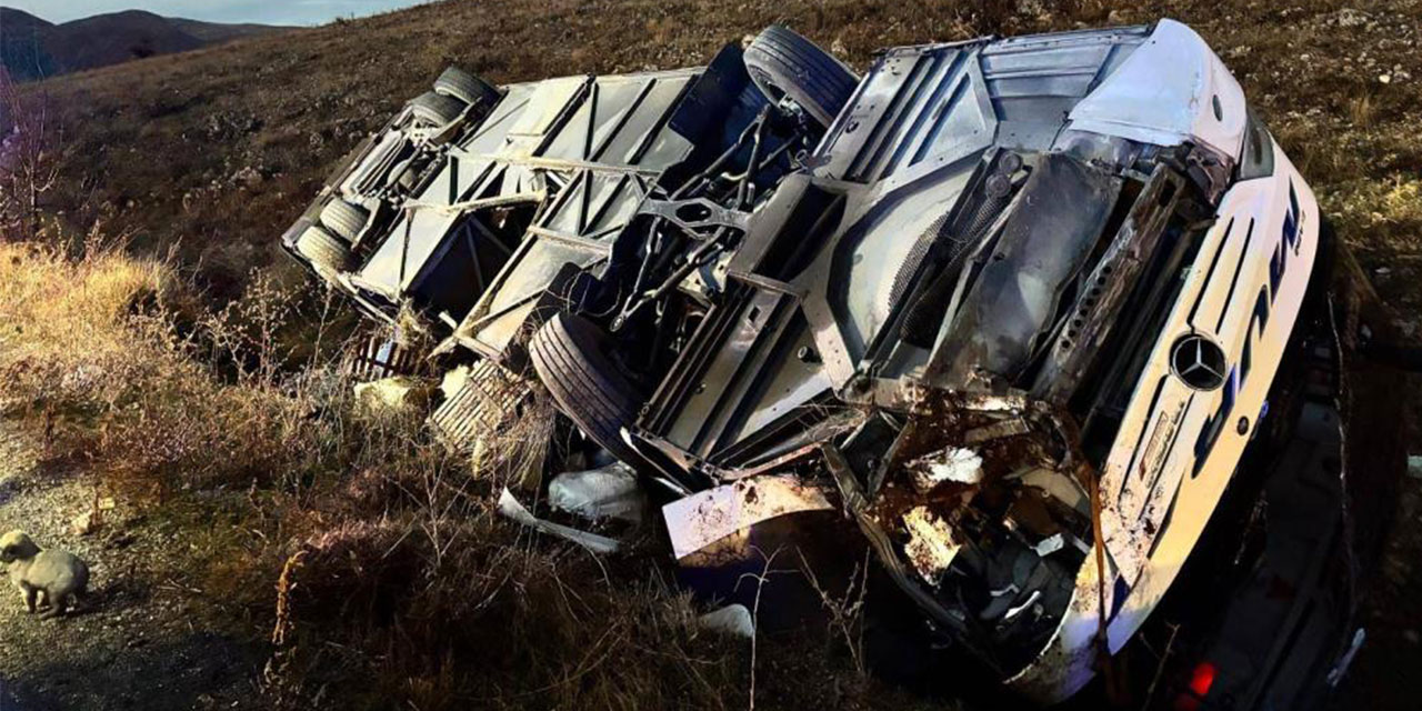 Yolcu otobüsü devrildi: 2 ölü, 21 yaralı