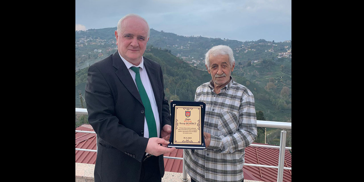 Rize Şoförler Odası'ndan Kıdemli Taksiciye Vefa Ziyareti: Recep Demirci’ye Plaket Takdim Edildi