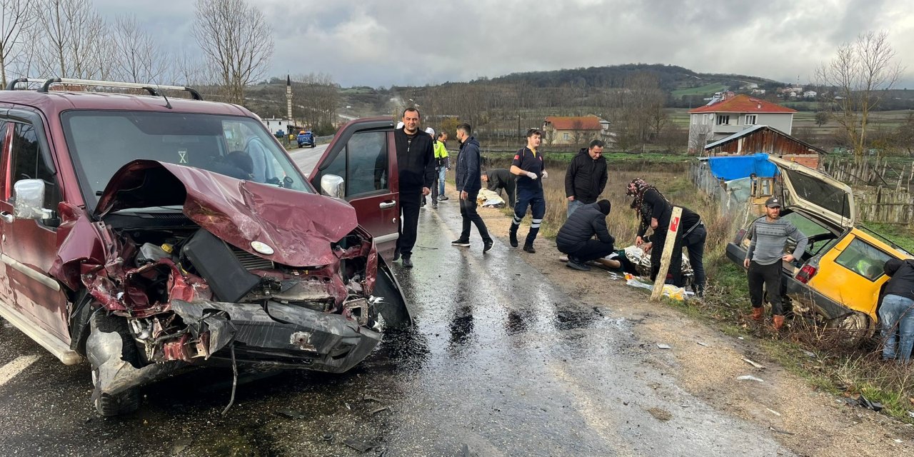 Hafif ticari araç ile otomobil çarpıştı: 2’si çocuk, 6 yaralı