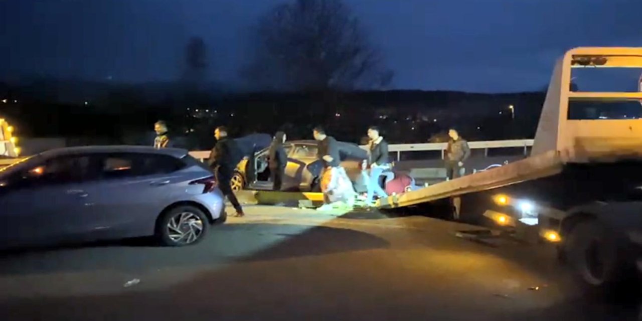 Kavşakta iki otomobil çarpıştı: 4 yaralı