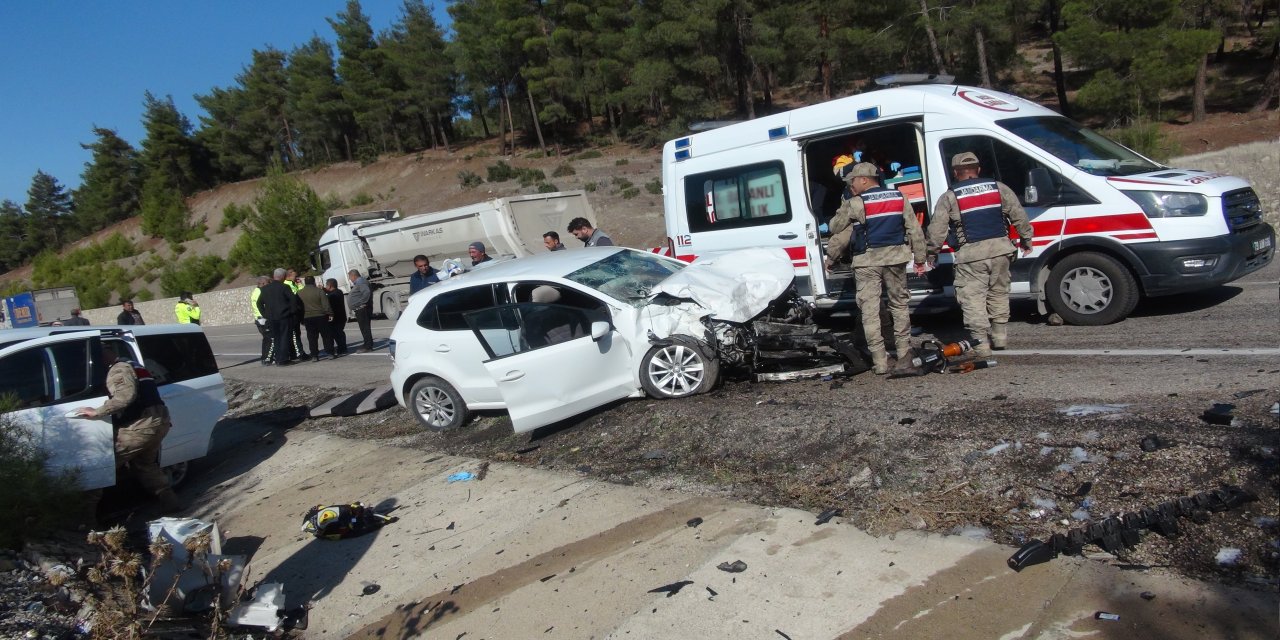 Kilis'te hafif ticari araç ile otomobil çarpıştı: 5'i ağır, 6 yaralı