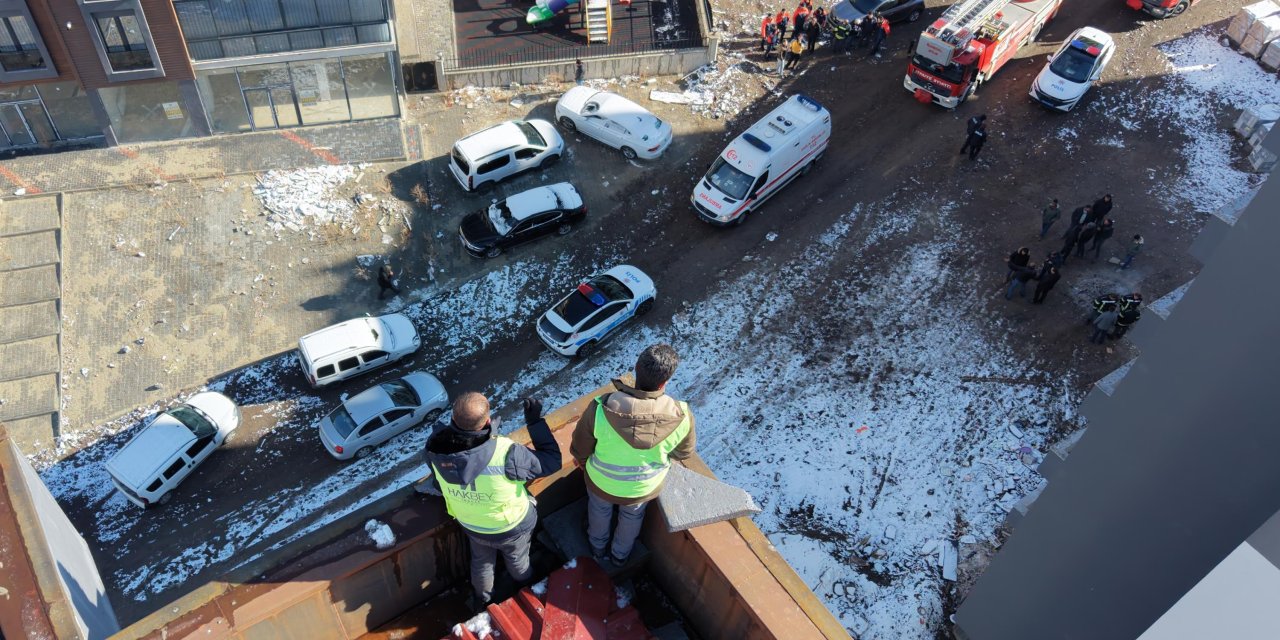 Paralarını alamadıklarını söyleyen işçiler, çatıya çıkıp eylem yaptı