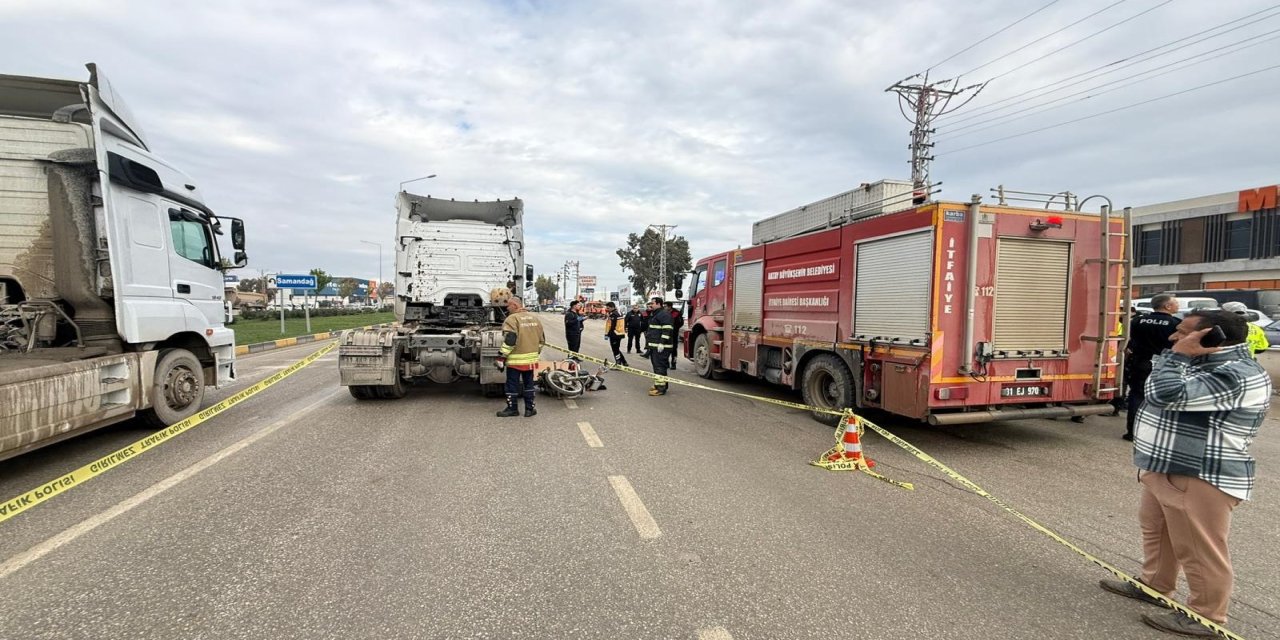 TIR ile motosiklet çarpıştı; anne ile bebeği öldü, 3 yaralı
