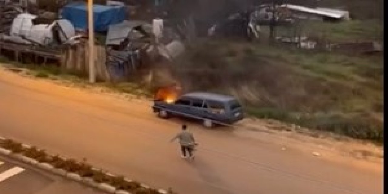 Motorundan tutuşan otomobili kovayla taşıdığı suyla söndürdü