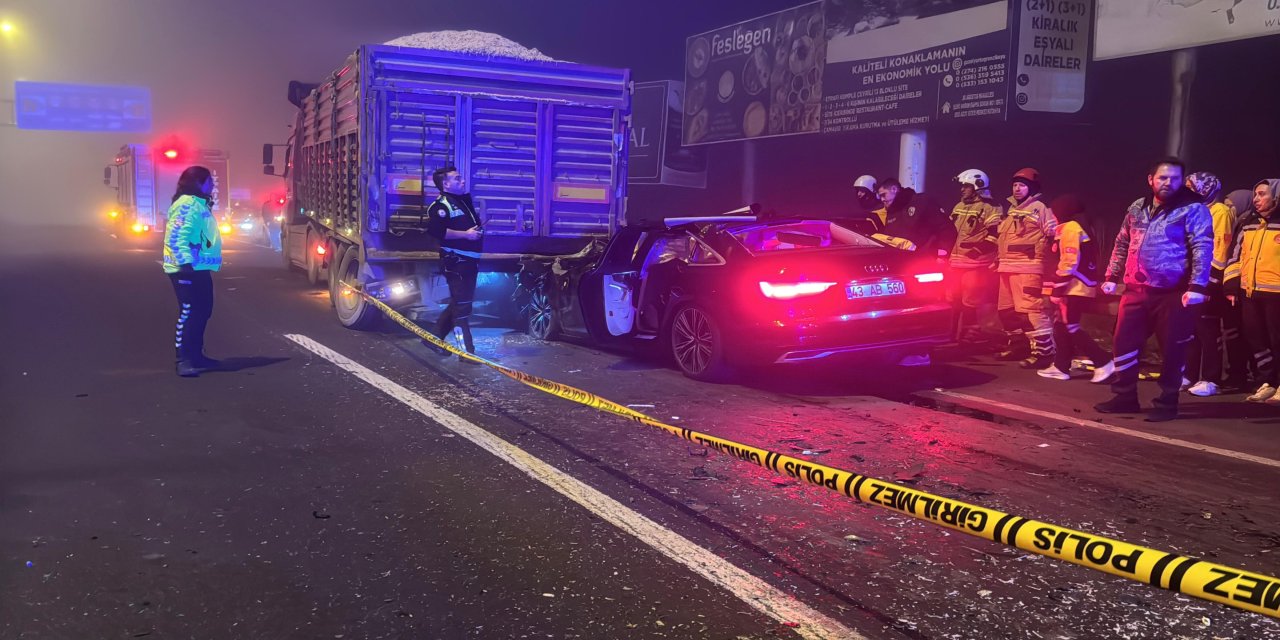 Kütahya'da otomobil TIR'a arkadan çarptı: 4 ölü