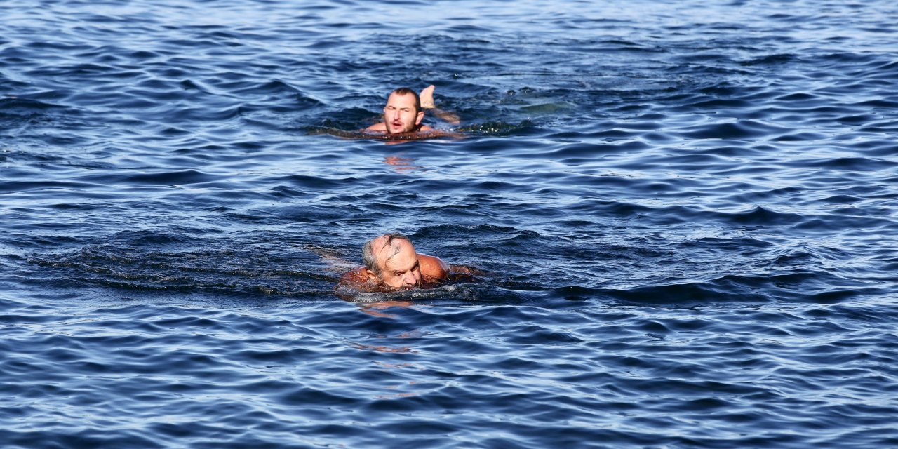 Giresun'da "Sağlığa Kulaç At" etkinliğine katılanlar denizde yüzdü