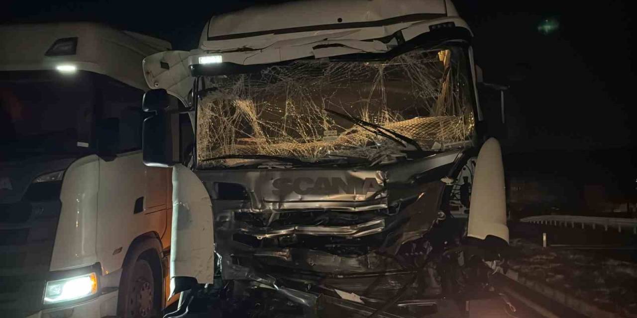 İki Tır Ve Otomobilin Çarpıştığı Kazada Bir Kişi Yaralandı