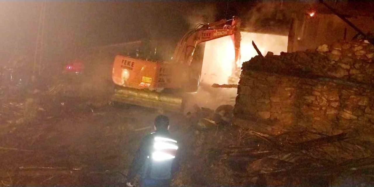 Feke’de Ev Yangını: Bir Ev Kül Oldu, Lojman Zarar Gördü