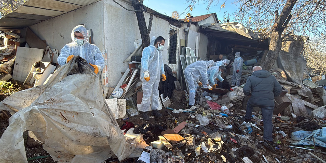 Trabzon'da 3 evden tonlarca çöp çıktı