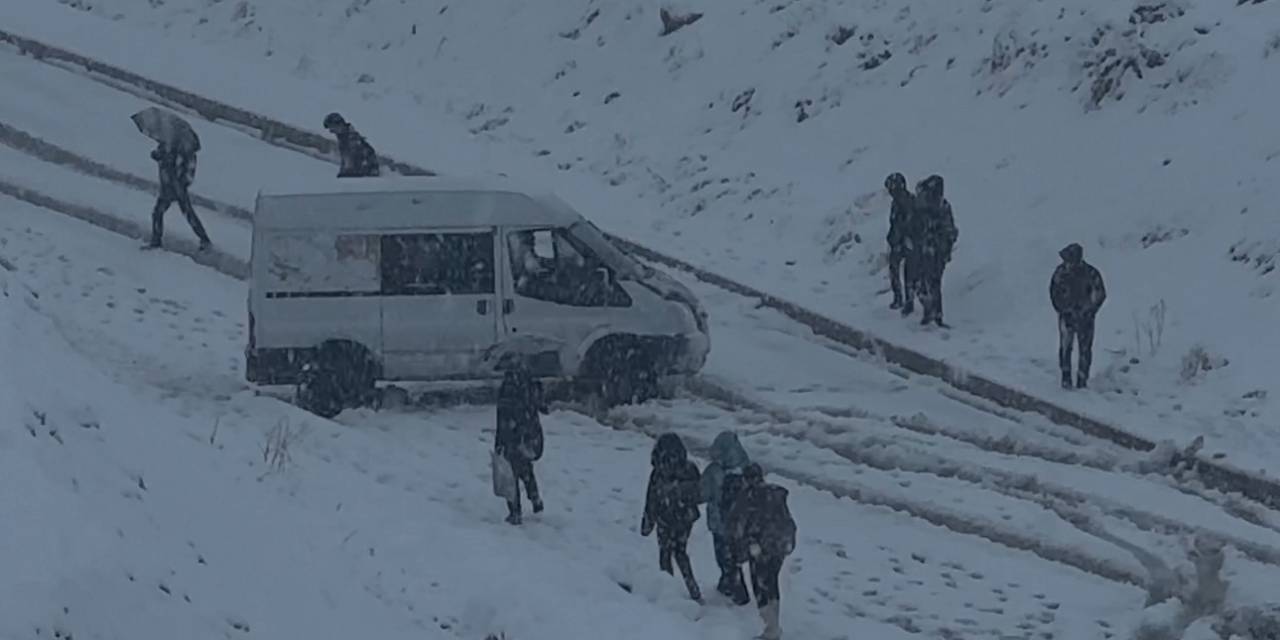 Yüksekova Yoğun Kara Teslim Oldu