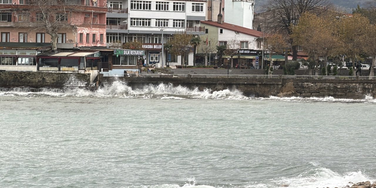 Bartın'da fırtına; dalga boyu 3 metreye ulaştı