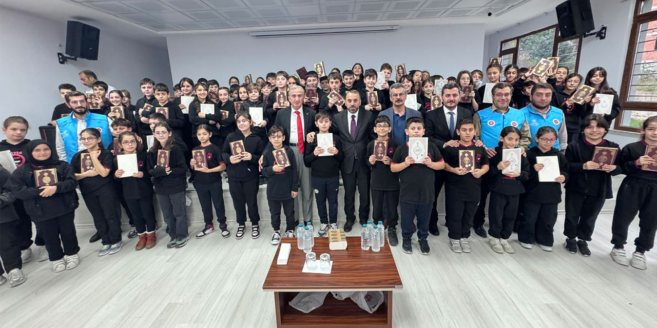 Rize Fatih Ortaokulu Öğrencilerine, Seçmeli Kur'an Dersine Yoğun İlgiden Dolayı Kur'an-ı Kerim Hediyesi
