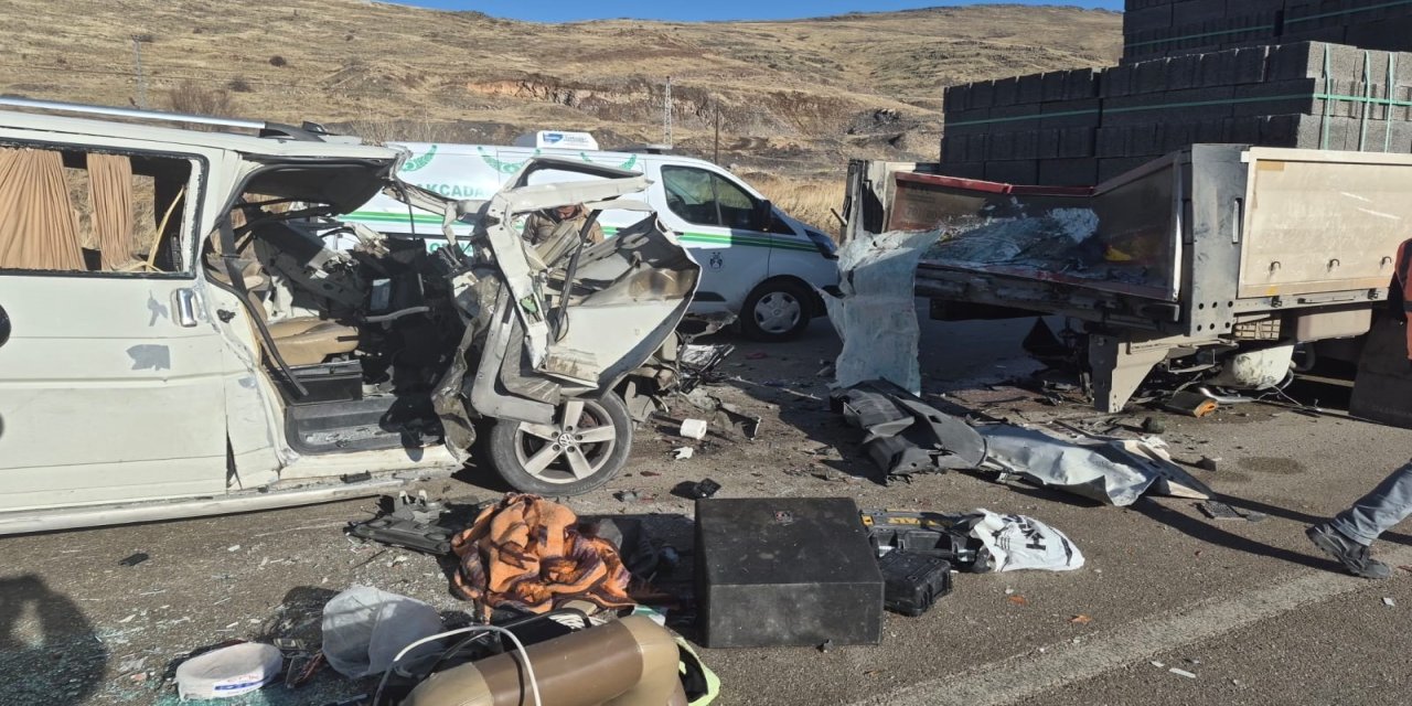 Hafif ticari araç, TIR'a arkadan çarptı: 3 ölü