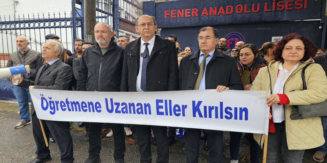 Çocuğunu azarladığını öne sürdüğü öğretmeni darbetti