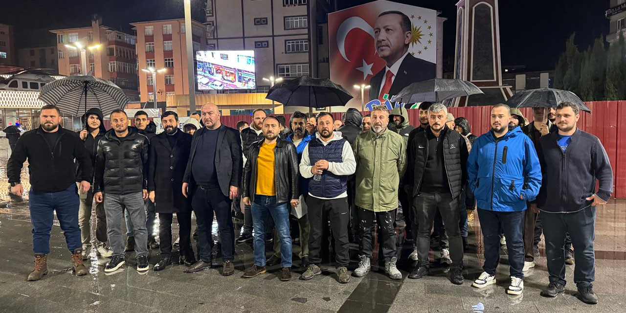 Yavuz Ağıralioğlu'nun Yönetim İradesi Tartışması Anahtar Parti'yi Vurdu: Rize'de 300 Kişilik Toplu İstifa!