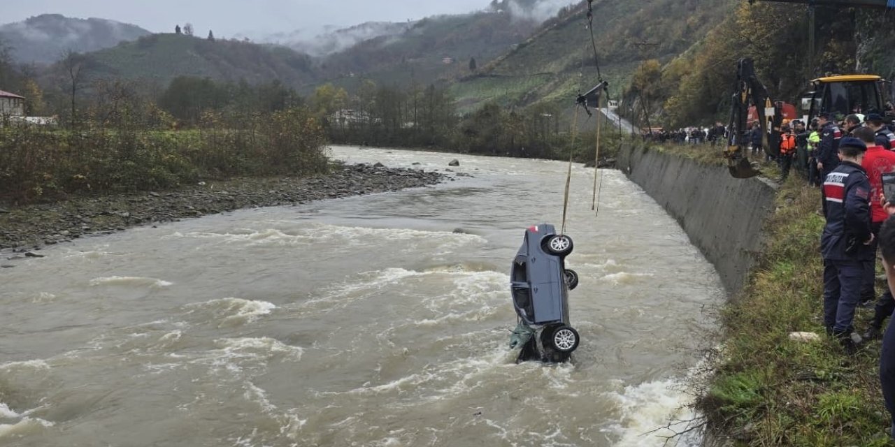 Vefat eden annesi için mezar yeri bakmaya giderken yeğeniyle trafik kazasında öldü