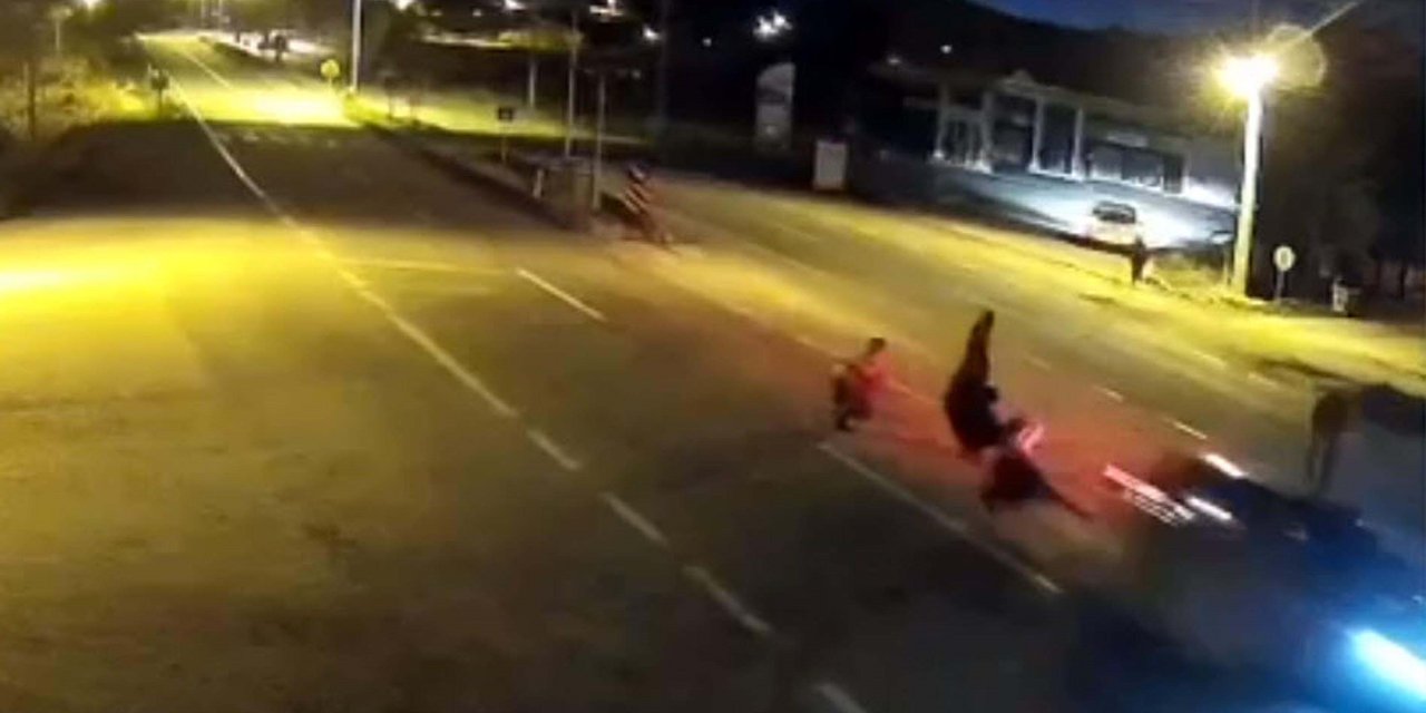 Uşak'ta yolun karşısına geçmek isterken otomobilin çarptığı 3 kişi öldü; kaza kamerada