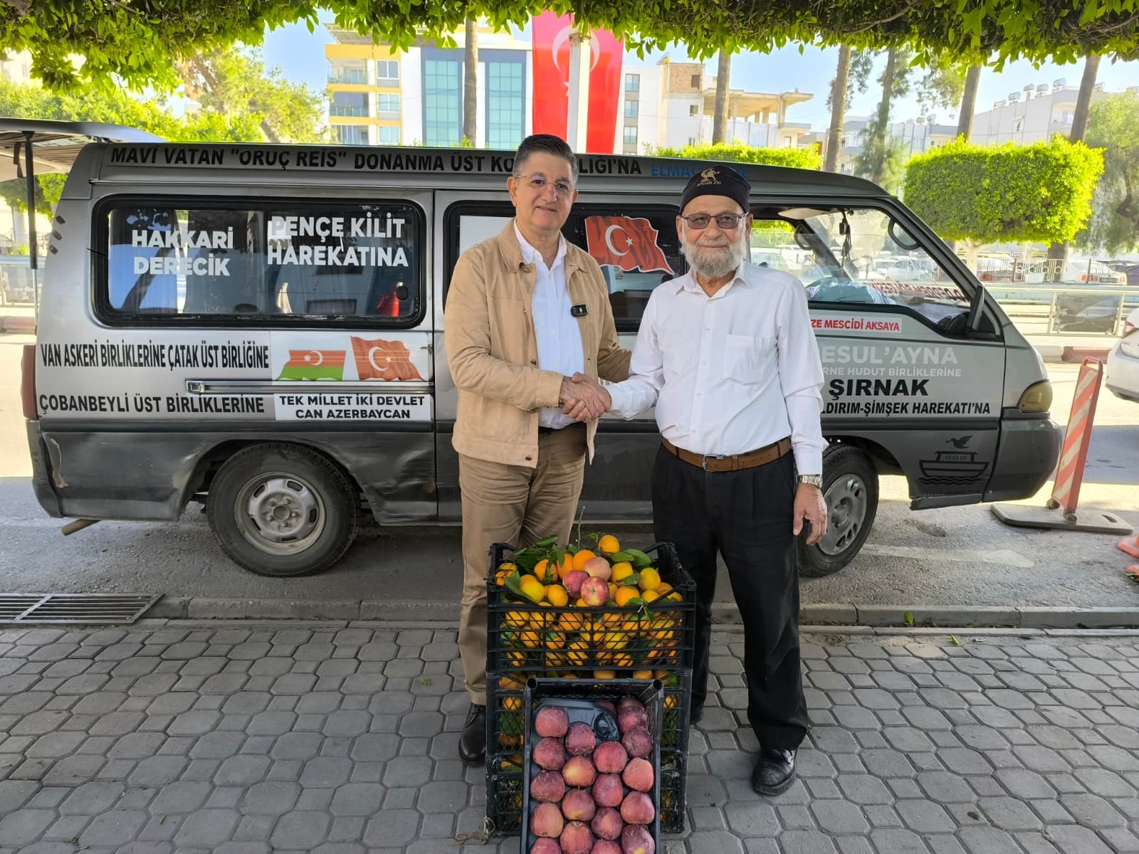 'Elmacı Dede', Hatay'dan yüklediği mandalinaları Mehmetçiğe götürmek için yola çıktı