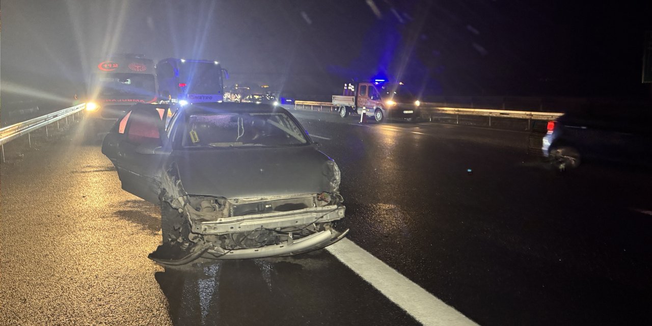 Bolu'da otomobil ile hafif ticari aracın çarpıştığı kazada 9 kişi yaralandı