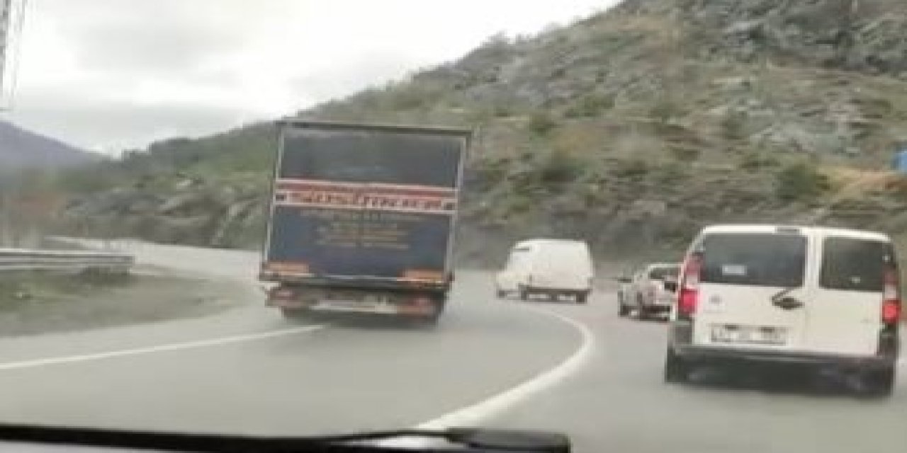 Artvin’de virajda 5 aracı sollayan tır şoförü faciaya davetiye çıkardı