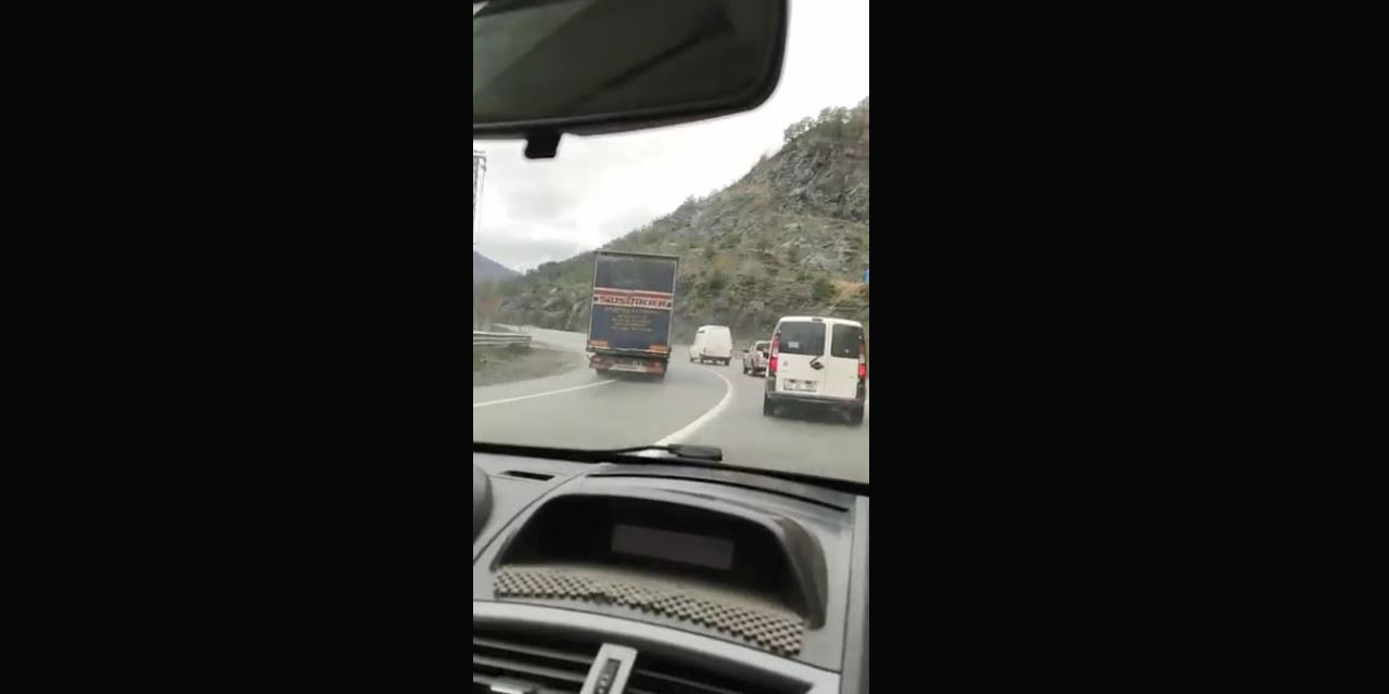 Artvin'de hatalı sollama anı sosyal medyada paylaşılan sürücüye ceza kesildi