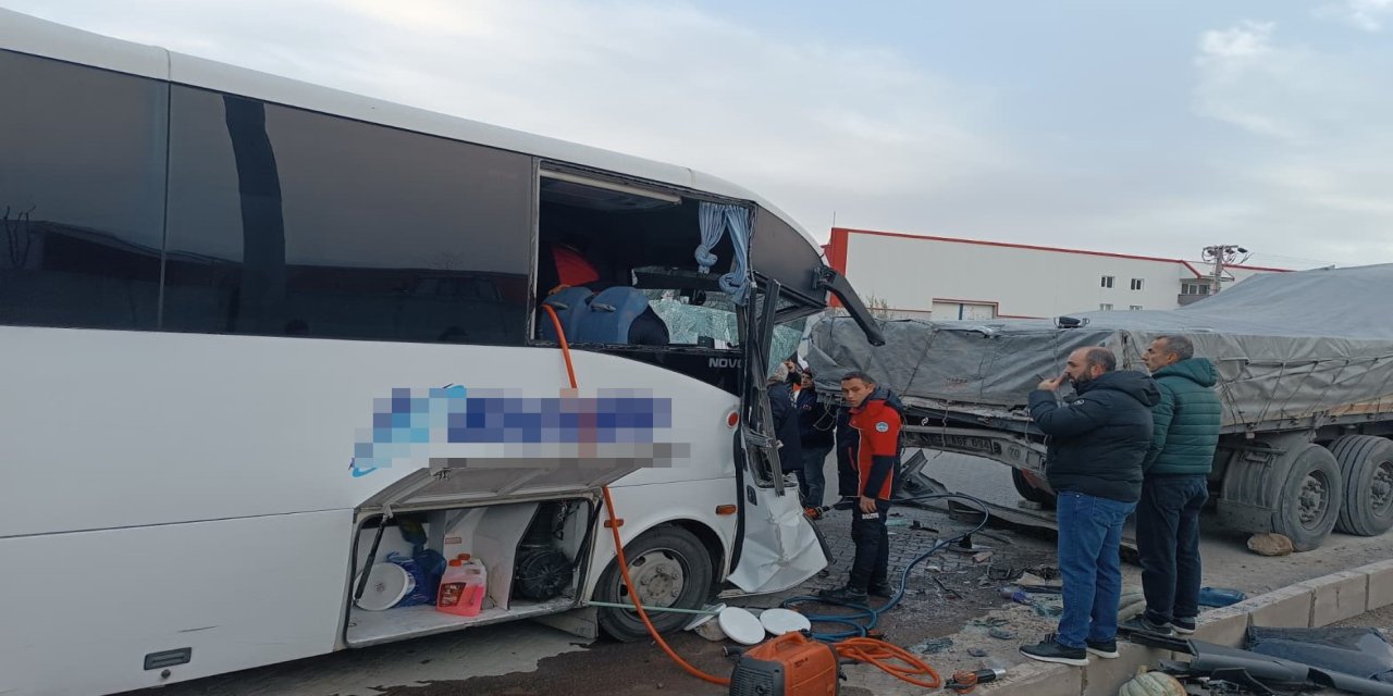 İşçi servisi, park halindeki TIR'a çarptı: 22 yaralı