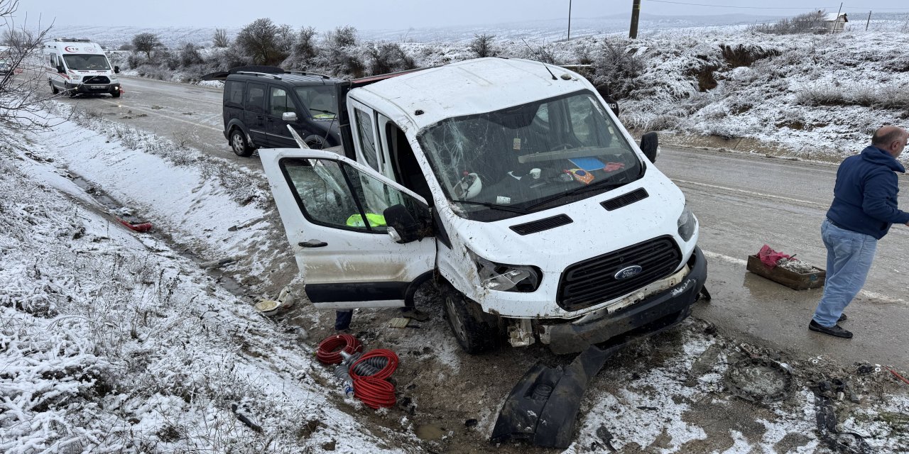 Kastamonu'da şarampole düşen kamyonetteki 7 kişi yaralandı