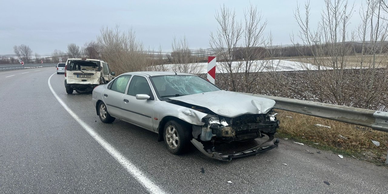 Çorum'da iki aracın karıştığı kazada 5 kişi yaralandı