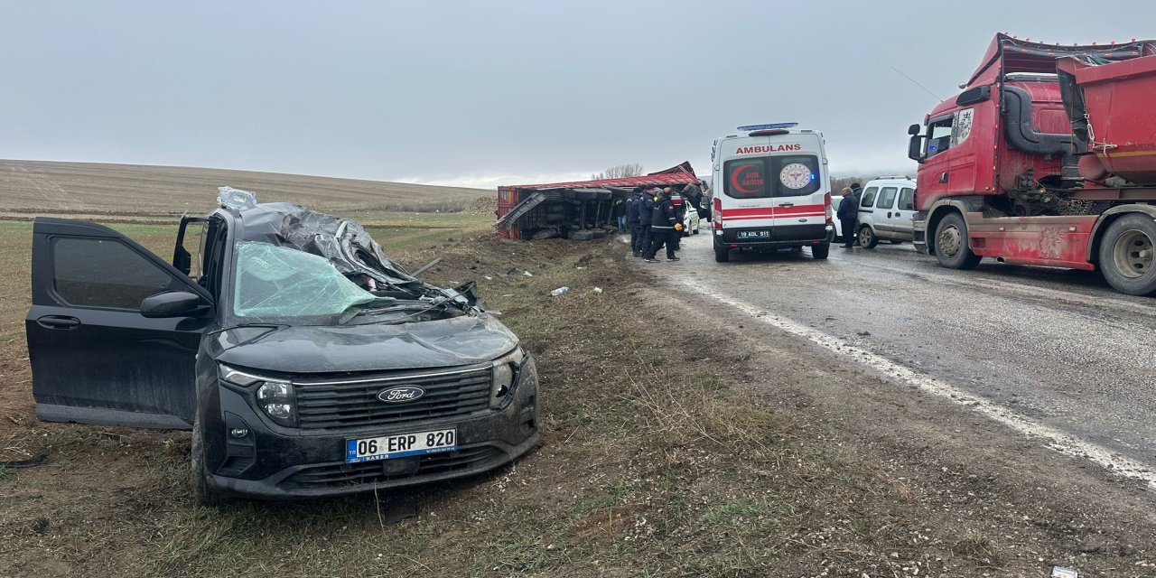 Çorum'da üzerine tır devrilen hafif ticari araçtaki 2 kişi yaralandı