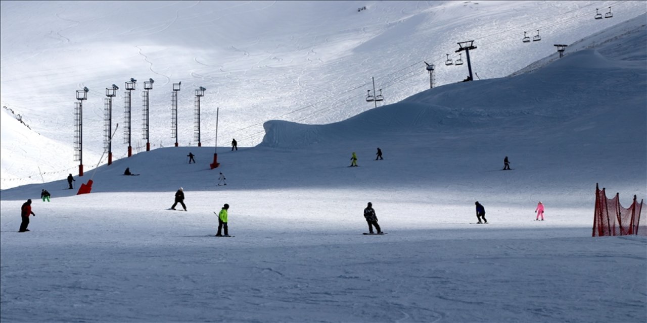 Kayak merkezlerinde en fazla kar kalınlığı 55 santimetreyle Palandöken'de ölçüldü