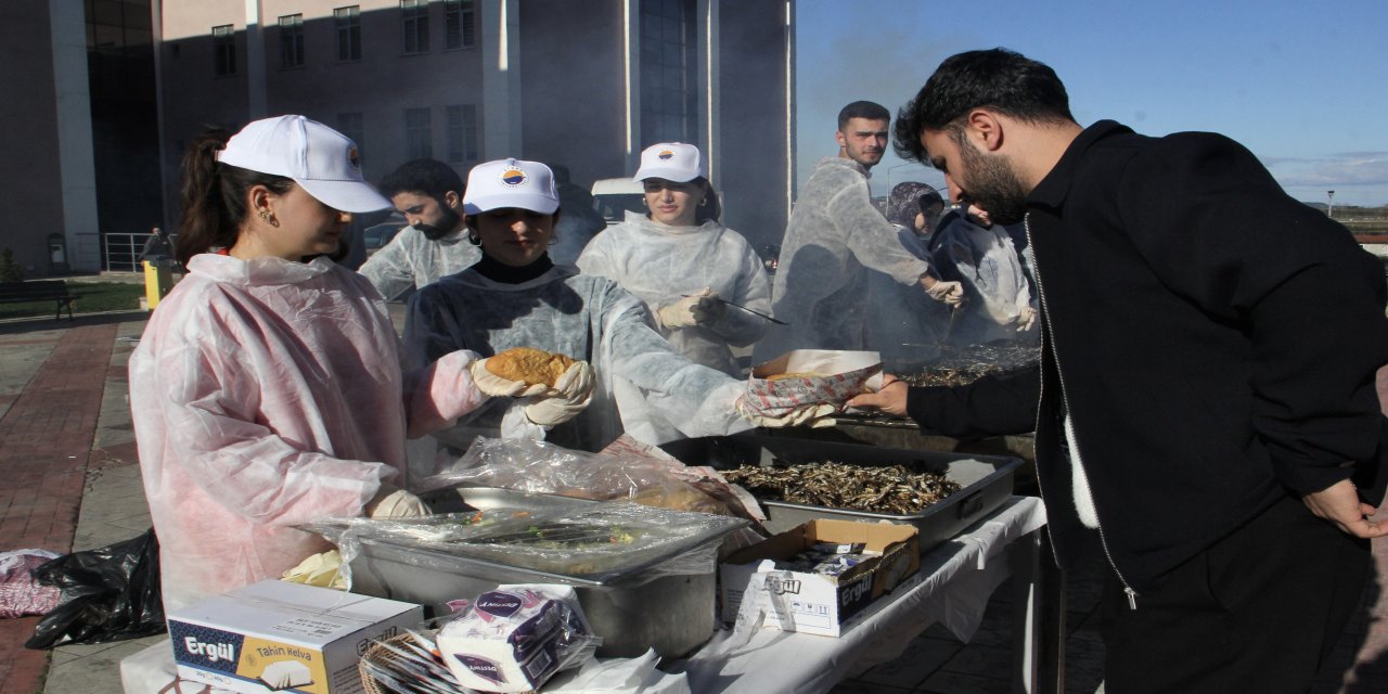 Sinop'ta şenlikte katılımcılara 1 ton hamsi ikram edildi
