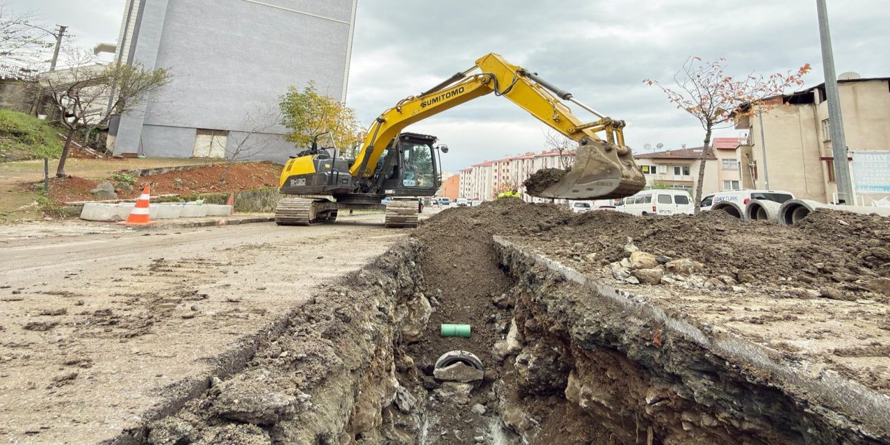 Trabzon'da TİSKİ ekiplerinin kanalizasyon hattı çalışması devam ediyor