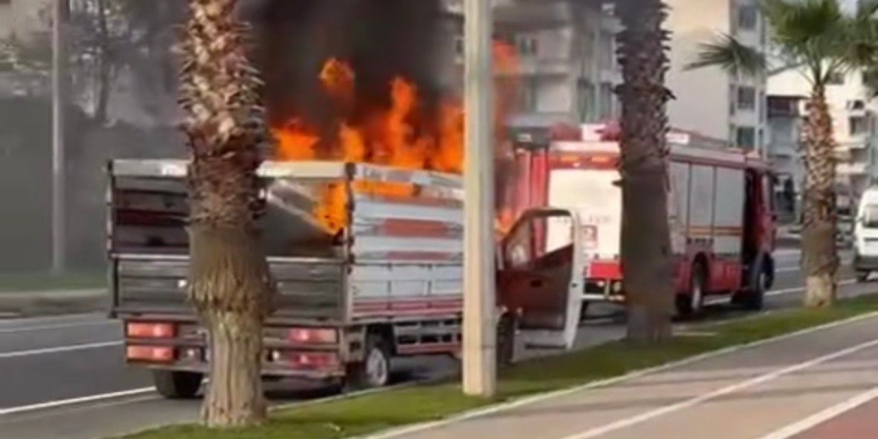 Hareket halindeyken motor kısmından alev alan kamyonet yandı