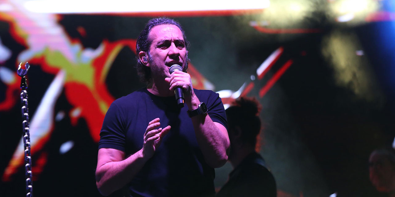 Rize'de "Yaşayan Miras Şöleni"nde şarkıcı Kıraç sahne aldı