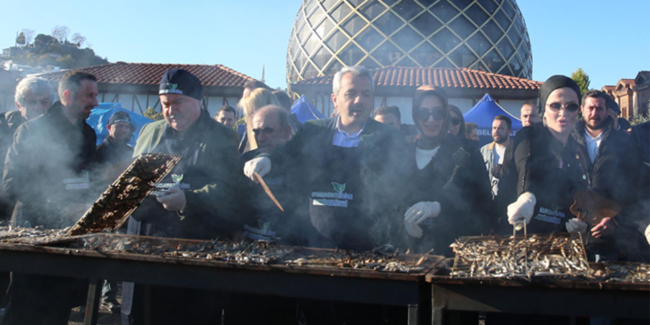 Rize'deki festivalde 2 ton hamsi dağıtıldı