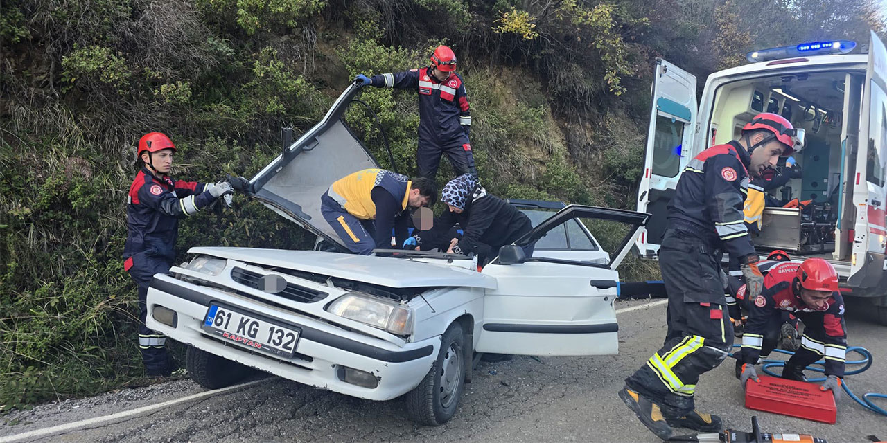 Trabzon'da seyir halindeki otomobilin üzerine kaya düştü: 5 yaralı