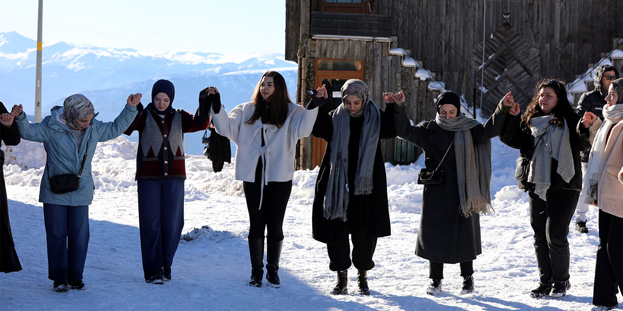 Zigana’da horonlu-halaylı kar sevinci