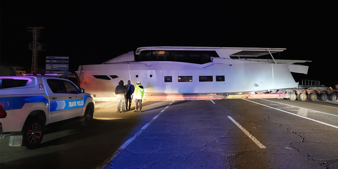 Erzurum-Artvin kara yolunda dorsesi yola oturan gemi yüklü tır ulaşımı aksattı