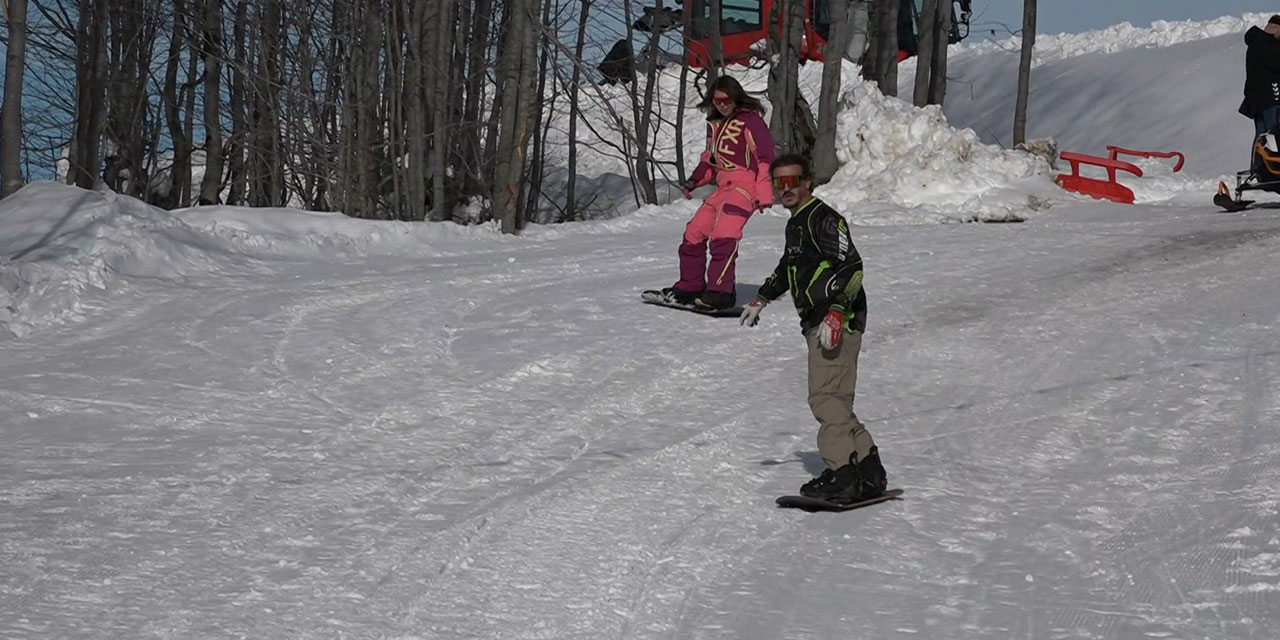 Rize'nin denizi gören zirvesinde kar keyfi