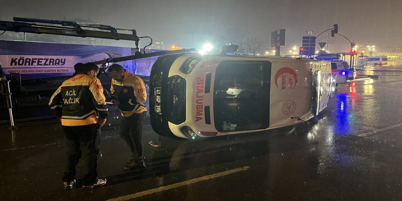 Minibüs ile çarpışan ambulans devrildi; 3’ü sağlık personeli, 6 yaralı