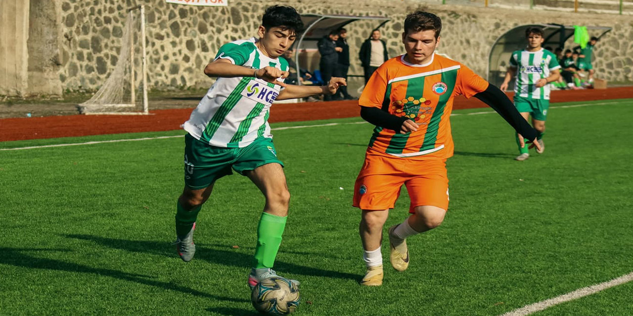 Yeşil Artvinspor U18 takımı deplasmanda farklı galip gelerek ligin ilk yarısını lider bitirdi