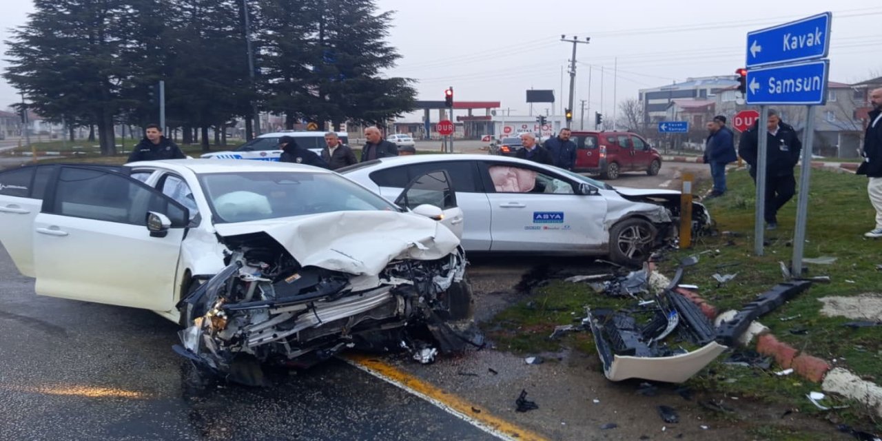 Samsun'da iki otomobilin çarpıştığı kazada 3 kişi yaralandı