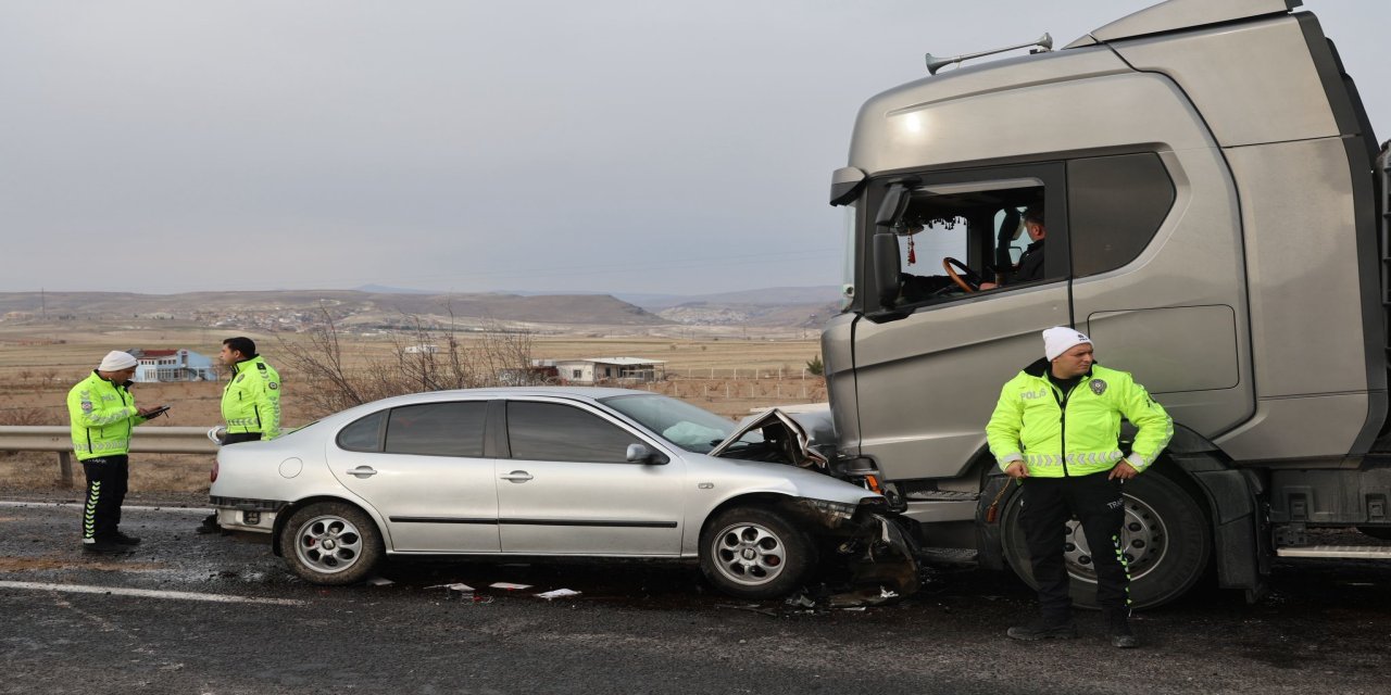 Otomobille tır kafa kafaya çarpıştı: 1 ölü 1'i ağır 3 yaralı