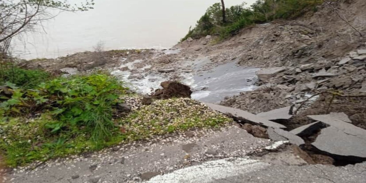 Cide-İnebolu kara yolu, heyelan nedeniyle ulaşıma kapatıldı