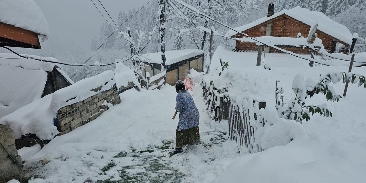 Rize'de Kış Yüzünü Gösterdi: Ayder Yaylası Beyaza Büründü