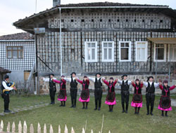 Rize’den Kore’ye Folklor Ekibi